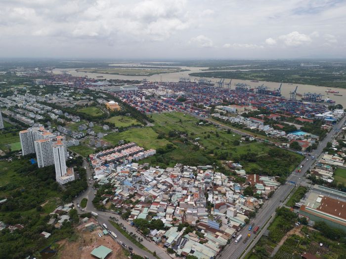Để tháo gỡ điểm nghẽn, TP.HCM đang triển khai đường liên cảng Cát Lái - Phú Hữu, tạo kết nối trực tiếp giữa khu vực cảng với cao tốc TP.HCM - Long Thành - Dầu Giây và Vành đai 3 tại nút giao HLD. (Trong ảnh, điểm đầu dự án kết nối với đường Nguyễn Thị Định.).