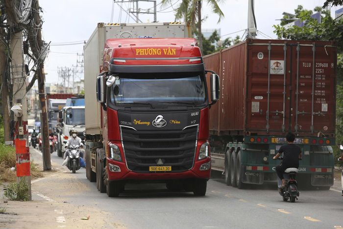 Xe container, xe tải nặng và phương tiện cá nhân cùng lưu thông trên hệ thống đường hiện hữu khiến nhiều tuyến thường xuyên ùn ứ, tiềm ẩn nguy cơ mất an toàn giao thông.