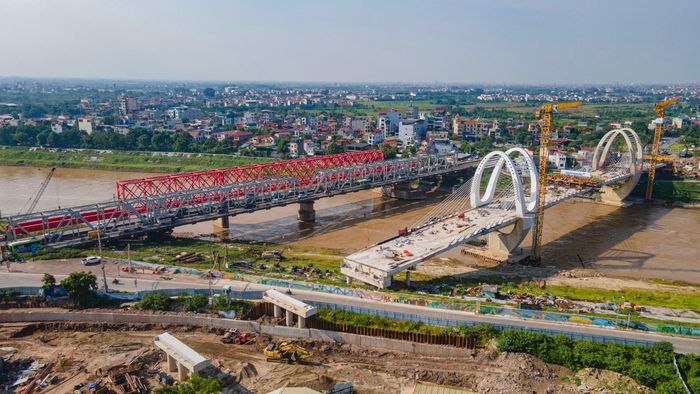 Ông Trần Anh Tuân, phụ trách thi công của nhà thầu Đạt Phương cho biết, Liên danh nhà thầu Công ty cổ phần Tập đoàn Đạt Phương - Công ty cổ phần Cầu 14 - Công ty Nam Anh thực hiện thi công Gói XL02, trong đó Đạt Phương đảm nhận thi công cầu chính đường bộ. Công tác thi công đã phải cầm chừng hơn một năm, do vướng mặt bằng thi công; chỉ thực sự đẩy tiến độ từ tháng 4/2026.