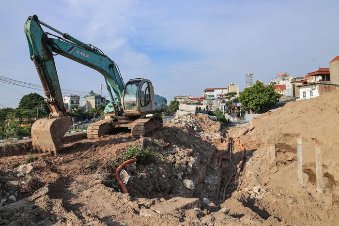 Hiện tại bờ sông phía Gia Lâm có 5 mũi thi công: Mũi đúc dầm do Đạt Phương thực hiện và 4 mũi thi công bệ thân trụ, tường chắn, đường gom, cống thoát nước do Cầu 14 thực hiện. Nhưng do không có mặt bằng để thi công đồng thời, 4 mũi thi công của Cầu 14 phải tạm dừng để Đạt Phương tập trung thi công, đảm bảo tiến độ hợp long cầu (Ảnh: Mặt bằng thi công chật hẹp, còn vướng các đường ống ngầm).