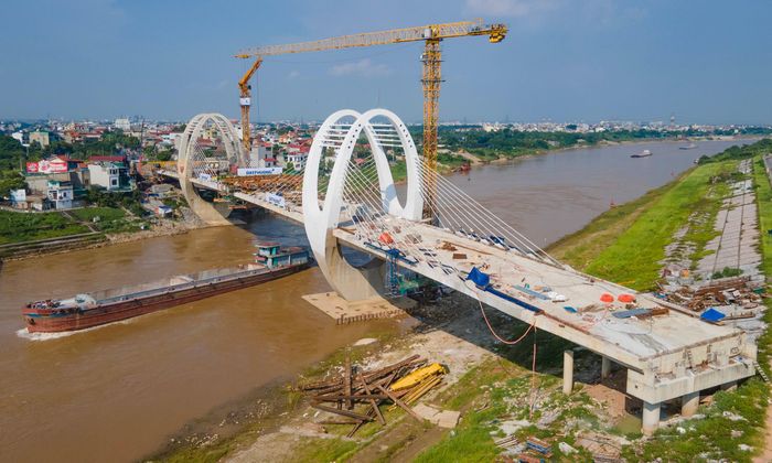 Sau hợp long sẽ tiếp tục thi công các hạng mục hoàn thiện cuối cùng như lan can, bê tông nhựa mặt cầu… Tuy nhiên, để hoàn thành công trình cầu, nhất là thảm bê tông mặt cầu và đường điện chiếu sáng… phụ thuộc nhiều vào tiến độ thi công cầu dẫn, trong khi mặt bằng thi công cầu dẫn vẫn chưa được giải phóng xong. Nếu có mặt bằng sạch sớm, thi công đồng loạt mới đáp ứng mục tiêu tiến độ thông xe kỹ thuật vào cuối năm 2026.