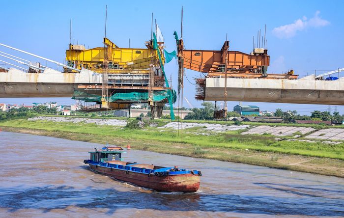 Ông Tuân cũng cho biết, hiện trên công trường toàn bộ Gói XL02, liên danh nhà thầu tập trung hơn 60 công nhân, lái máy triển khai các mũi thi công. Đến nay phần cầu chính đã đạt khoảng 97,4% khối lượng, hiện đang khẩn trương thi công, mục tiêu hợp long trước ngày 10/9 (Ảnh: Tập trung thi công, đảm bảo tiến độ hợp long).