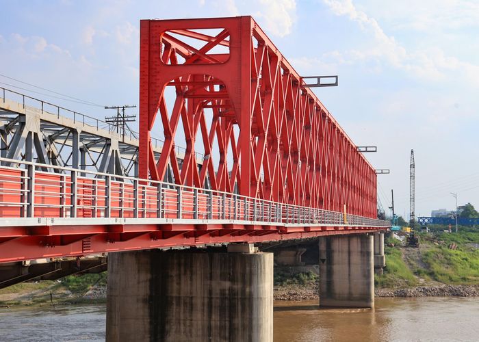 Riêng đối với Gói XL01 - cầu đường sắt, hiện không vướng mắc về mặt bằng thi công. Cầu đường sắt chính đã hoàn thành các trụ cầu chính; đang tập trung thi công các hạng mục hai đầu cầu… Tuy nhiên, hai nhịp hai đầu cầu chưa thi công được vì còn phụ thuộc vào công trình cầu đường bộ hoàn thành, thông xe, cho phương tiện lưu thông; khi đó sẽ dừng khai thác cầu hiện tại để nối ray cầu đường sắt mới với tuyến đường sắt Hà Nội - Đồng Đăng đang khai thác.