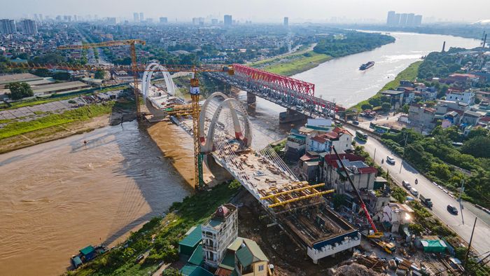 Dự án gồm 2 gói thầu xây lắp chính: Gói XL01 (cầu Đường sắt Đuống) và Gói XL02 (cầu Đường bộ Đuống), được khởi công tháng 9/2023, mục tiêu hoàn thành vào tháng 12/2025.