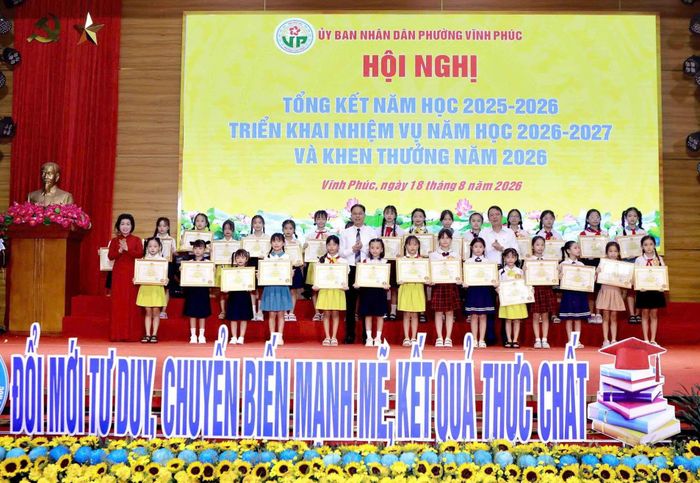 Giám đốc Sở Giáo dục và Đào tạo Trịnh Thế Truyền và lãnh đạo Đảng ủy, UBND phường Vĩnh Phúc trao Giấy khen cho các tập thể, cá nhân có thành tích xuất sắc trong năm học 2025 - 2026.