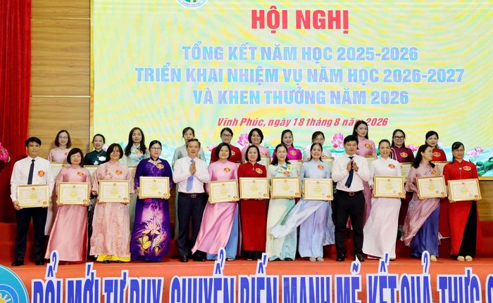 Giám đốc Sở Giáo dục và Đào tạo Phú Thọ Trịnh Thế Truyền và ông Nguyễn Trung Hải, Tỉnh ủy viên, Bí thư Đảng ủy phường trao thưởng cho các  cán bộ, giáo viên của phường.