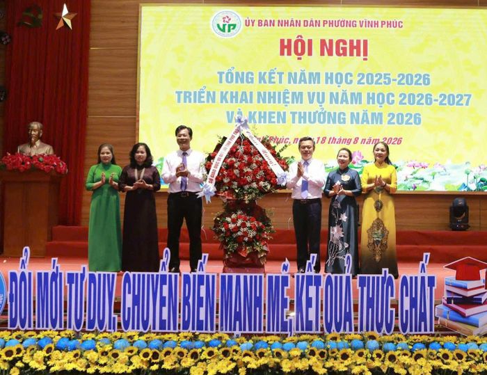 Giám đốc Sở Giáo dục và Đào tạo Phú Thọ Trịnh Thế Truyền tặng hoa chúc mừng ngành Giáo dục Vĩnh Phúc.