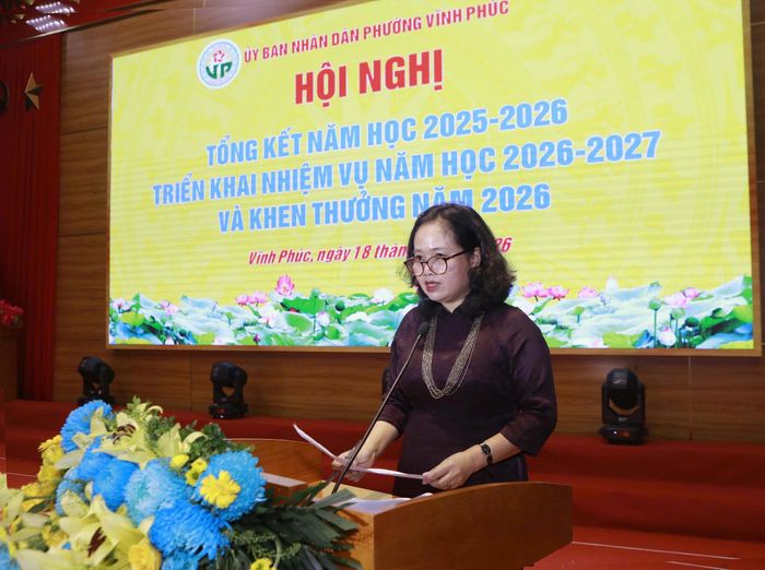  Bà Nguyễn Thị Kim Chung, Trưởng phòng Văn hoá - Xã hội phường Vĩnh Phúc phát biểu tại hội nghị.