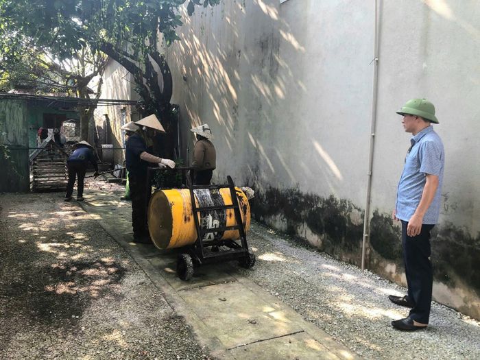 Anh Nguyễn Tiến Dẫn, Giám đốc Công ty TNHH MTV Xây dựng Thương mại Thành Long thường xuyên đi kiểm tra và trực tiếp chỉ đạo tại công trường dự án Cải tạo, nâng cấp đường giao thông, hệ thống thoát nước TDP 3 Đạm Nội, phường Phúc Yên.