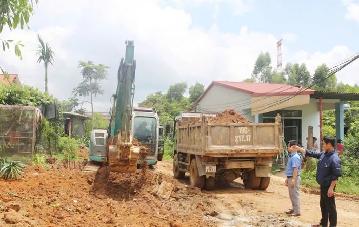 Người dân thôn Hoa Lư, xã Trạm Thản tự nguyện tháo dỡ công trình, vật kiến trúc, chặt bỏ cây cối, hiến đất để mở rộng đường giao thông nông thôn.