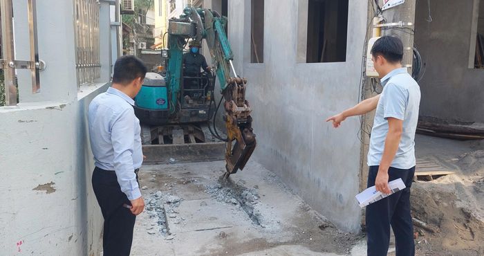 Cán bộ Ban Quản lý dự án phường Phúc Yên luôn bám sát quá trình thi công dự án Cải tạo, nâng cấp đường giao thông, hệ thống thoát nước khu vực Hùng Vương.