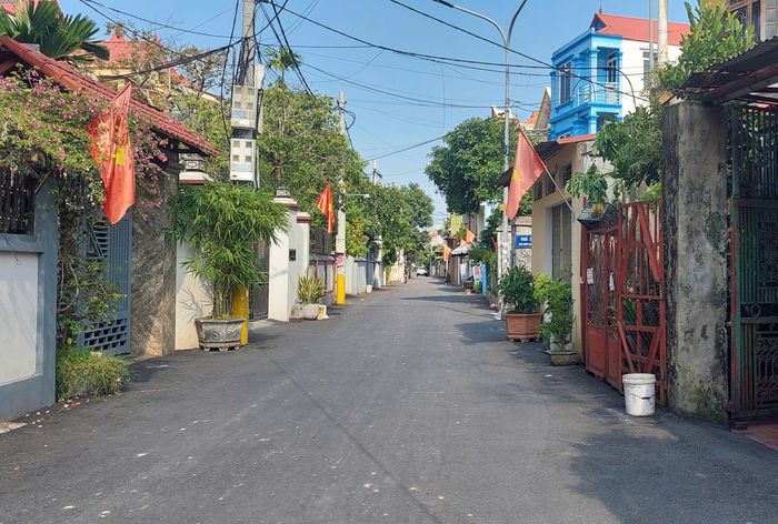 Các tuyến đường giao thông sau khi được đầu tư cải tạo trở nên rộng rãi, sạch sẽ, người dân phấn khởi.