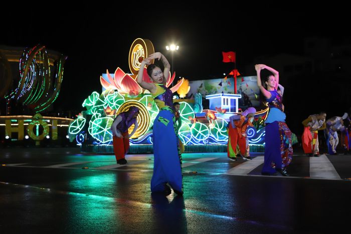Màn vũ đạo dưới nền bài hát "Gái Nghệ" làm tăng không khí sôi động.