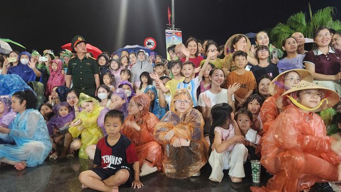 Những màn vũ đạo, múa nghệ thuật, xiếc... giàu bản sắc của Nghệ An và văn hóa Việt khiến cho khán giả vô cùng thích thú.