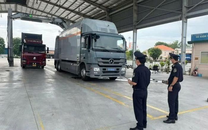 Cán bộ hải quan vận hành máy soi container thông quan hàng hoá cho doanh nghiệp. Ảnh: CTV