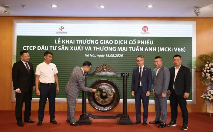 Chủ tịch Hội đồng quản trị cùng Ban lãnh đạo Tuấn Anh Group thực hiện nghi thức đánh cồng khai trương