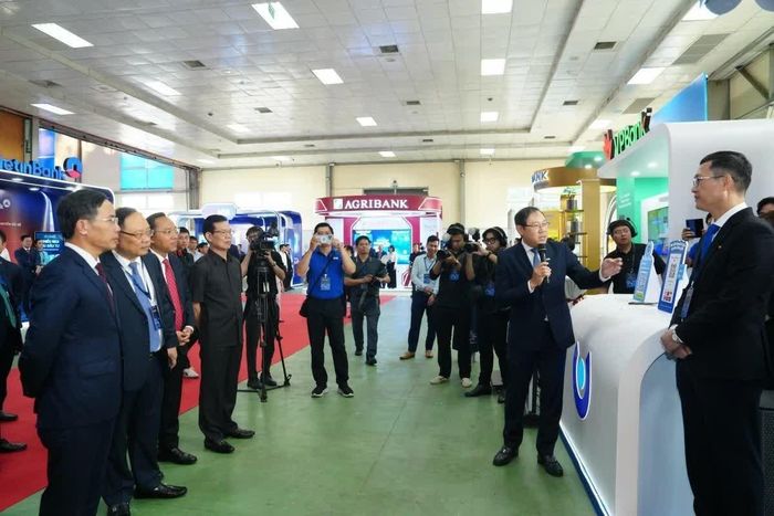 Thống đốc cùng các đại biểu tham quan gian hàng của các ngân hàng. Ảnh tư liệu.