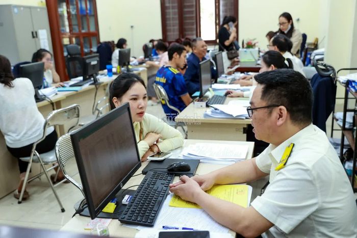 Công chức Thuế tỉnh Bắc Ninh tuyên truyền, hỗ trợ người nộp thuế quy định về hóa đơn. Ảnh Đức Thanh