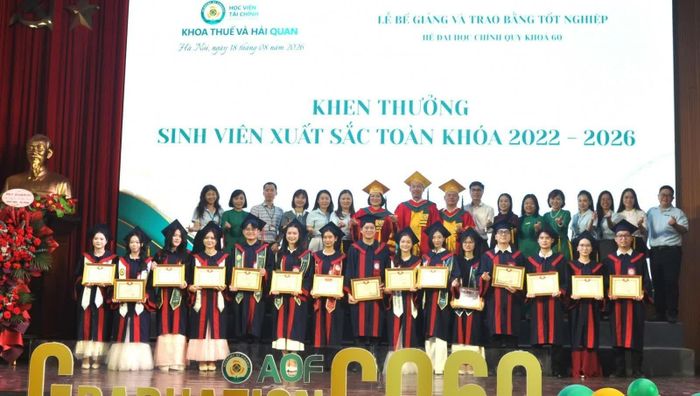 Lãnh đạo Khoa Thuế và Hải quan, cùng giảng viên và đại biểu chụp ảnh lưu niệm cùng sinh viên xuất sắc toàn khóa.