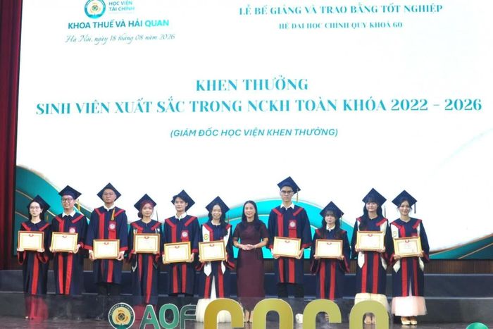TS. Nguyễn Thị Thúy Nga - Phó Trưởng ban Quản lý khoa học (Học viện Tài chính) trao Giấy khen cho sinh viên xuất sắc trong nghiên cứu khoa học toàn khóa.