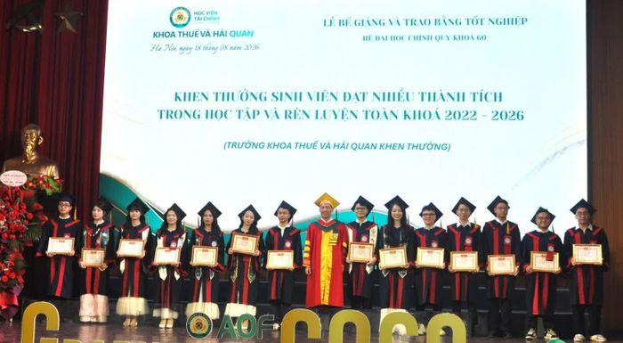 PGS.TS Lê Xuân Trường - Trưởng Khoa Thuế và Hải quan trao Giấy khen của Trưởng Khoa Thuế và Hải quan cho sinh viên đạt nhiều thành tích trong học tập và rèn luyện toàn khóa.