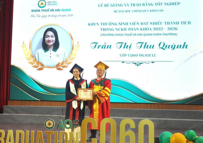 TS. Nguyễn Đình Chiến - Phó trưởng Khoa Thuế và Hải quan trao Giấy khen của Trưởng Khoa Thuế và Hải quan cho sinh viên đạt nhiều thành tích trong nghiên cứu khoa học toàn khóa.