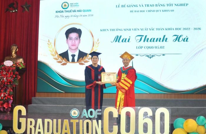 PGS.TS Lê Xuân Trường - Trưởng Khoa Thuế và Hải quan trao Giấy khen cho sinh viên xuất sắc toàn khóa.