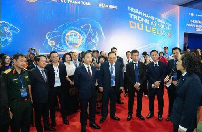  Thống đốc NHNN Phạm Đức Ấn tham quan các gian hàng tại sự kiện Chuyển đổi số ngành Ngân hàng năm 2026 - Ảnh: Thời báo ngân hàng. 