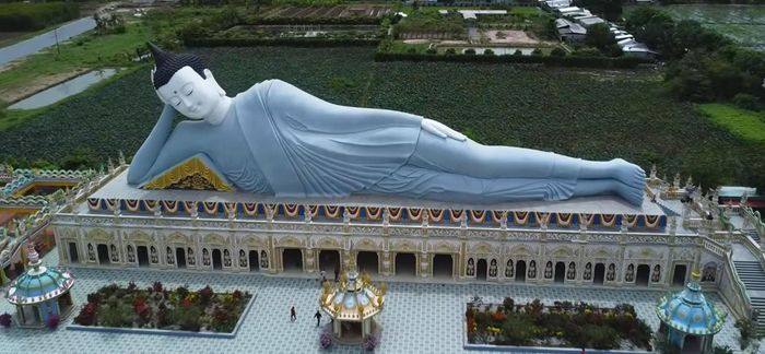 Tượng Phật Thích Ca nhập Niết bàn nổi bật giữa khuôn viên Chùa Som Rong, tạo điểm nhấn ấn tượng cho quần thể kiến trúc. Ảnh: Tường Quang