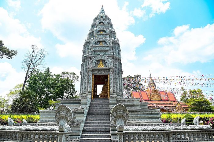 Bảo tháp Chùa Som Rong nổi bật với sắc xám trang nhã và những hoa văn Khmer được thể hiện tinh xảo. Ảnh: Tường Quang