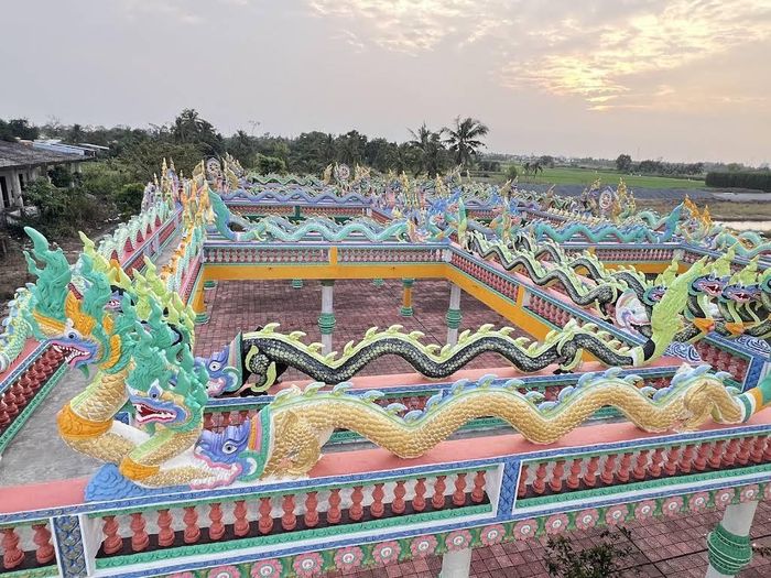 Những hình tượng và hoa văn truyền thống Khmer góp phần tạo nên vẻ đẹp giàu bản sắc cho các công trình tại Chùa Som Rong. Ảnh: Tường Quang