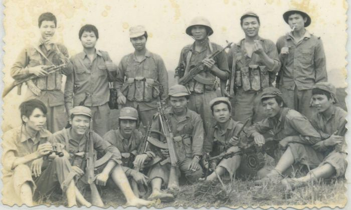 Khi phóng viên báo Quân khu Một đến với chiến sĩ tại mặt trận biên giới 1979 - 1989. ↵