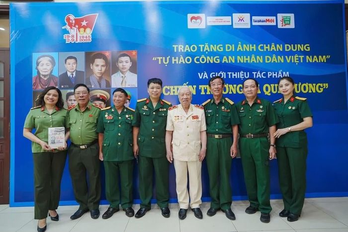Anh hùng Lực lượng vũ trang nhân dân, Thiếu tướng Phan Văn Lai (áo trắng) và Thiếu tướng Phan Quốc Thái (thứ hai, bìa trái), con trai Thiếu tướng Phan Văn Lai, tại buổi giới thiệu tác phẩm “Chiến trường và quê hương” của Thiếu tướng Phan Văn Lai. ↵