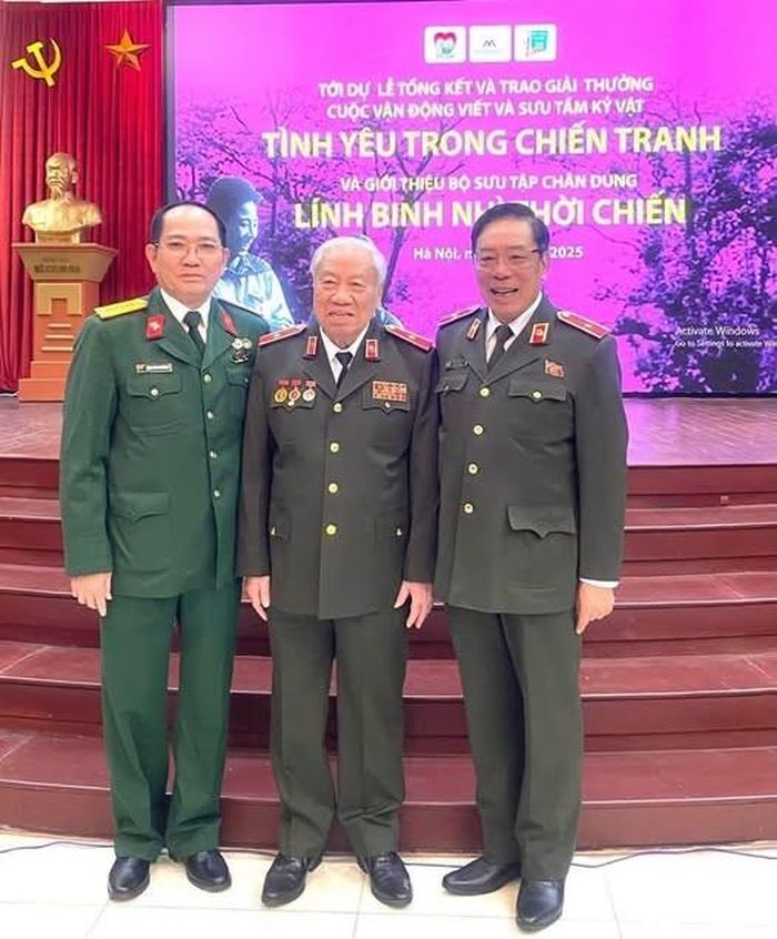 Thành Đô chụp ảnh cùng Anh hùng Lực lượng vũ trang nhân dân, Thiếu tướng Phan Văn Lai (đứng giữa) và Thiếu tướng Phan Quốc Thái (bìa phải), con trai Thiếu tướng Phan Văn Lai. Ảnh: Thành Đô