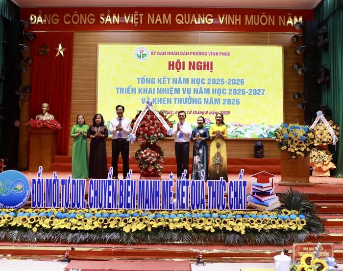 Lãnh đạo Sở Giáo dục và Đào tạo tỉnh Phú Thọ tặng hoa chúc mừng ngành giáo dục phường Vĩnh Phúc.