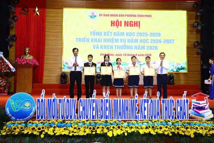 Các em học sinh được tuyên dương, khen thưởng tại hội nghị.