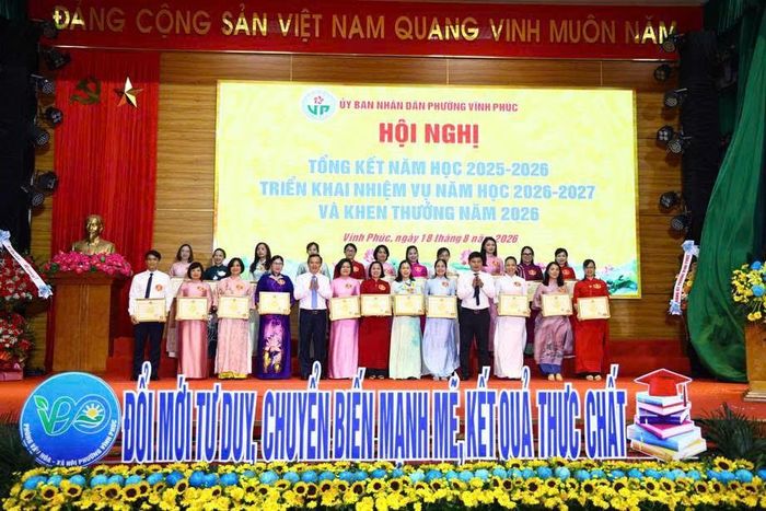 Tập thể các nhà trường được khen thưởng tại hội nghị.