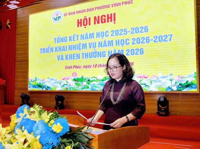 Đồng chí Nguyễn Thị Kim Chung, Trưởng phòng Văn hóa - Xã hội phường Vĩnh Phúc (Phú Thọ) phát biểu tại hội nghị.