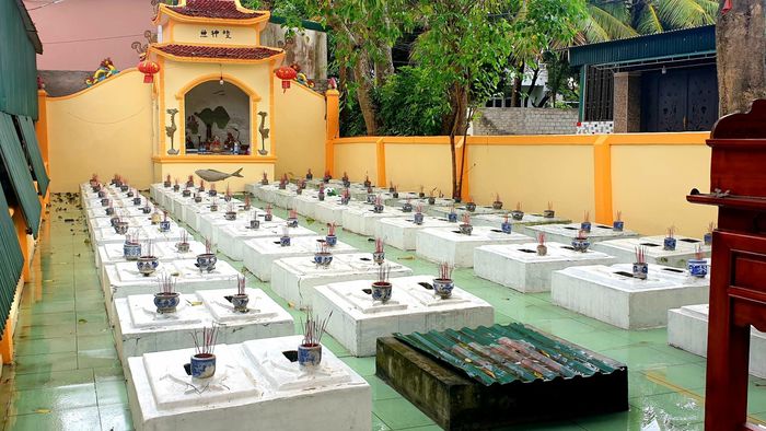 Trong lăng có đặt bệ thờ, chính giữa là bài vị thần Ngư... Ảnh: Nguyễn Diệu