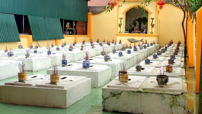 Tại đền Làng Hiếu lưu giữ xương cốt, thờ phụng 85 ngôi mộ cá ông. Ảnh: Nguyễn Diệu