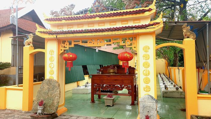 Đền Làng Hiếu (phường Cửa Lò) là ngôi đền thờ nhiều cá voi nhất Nghệ An. Ảnh: Nguyễn Diệu