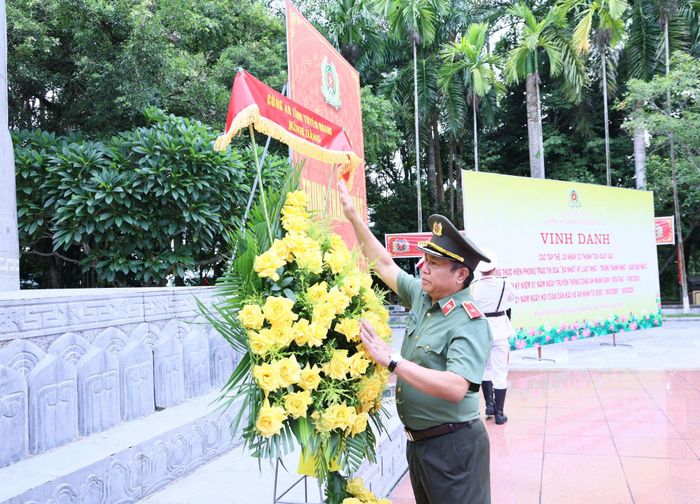 Ủy viên Ban Thường vụ Tỉnh ủy, Bí thư Đảng ủy, Giám đốc Công an tỉnh Thiếu tướng Nguyễn Đức Thuận dâng hương, dâng hoa tại Khu di tích lịch sử Nha Công an Trung ương.