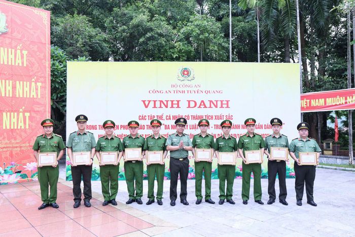 Công an tỉnh đã tổ chức vinh danh, biểu dương 21 tập thể tiêu trong thực hiện phong trào thi đua "Ba nhất”.