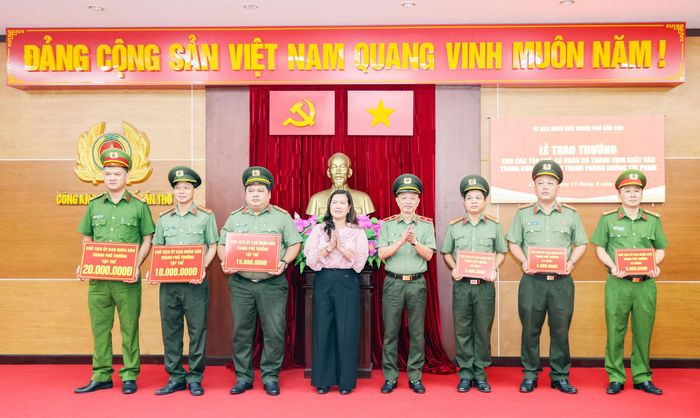 Phó Chủ tịch UBND TP. Cần Thơ Nguyễn Thị Ngọc Điệp trao thưởng của Chủ tịch UBND TP. Cần Thơ đến các tập thể, cá nhân có thành tích trong chuyên án