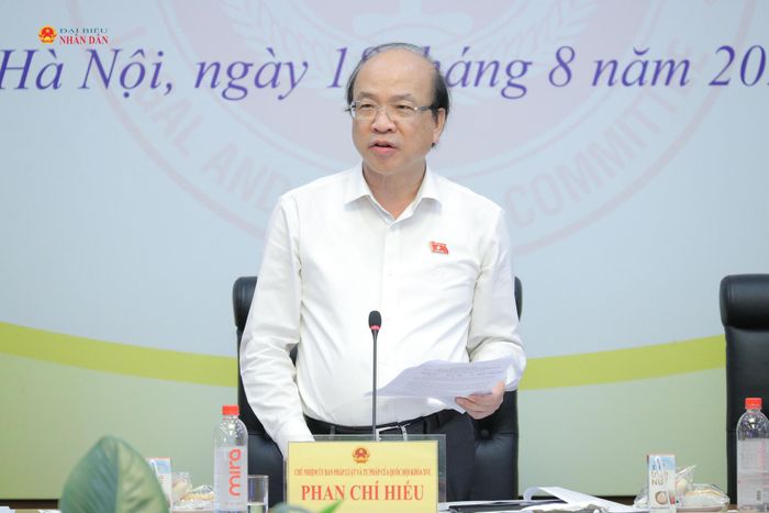 Chủ nhiệm Ủy ban Pháp luật và Tư pháp Phan Chí Hiếu phát biểu