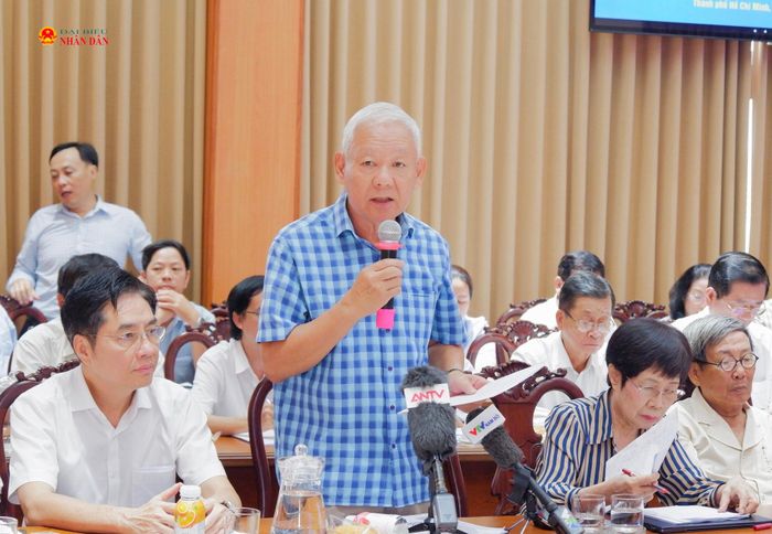 Nguyên Phó Chủ nhiệm Ủy ban Tài chính - Ngân sách của Quốc hội Khóa XII và XIII Trần Văn phát biểu. Ảnh: Hoa Lê
