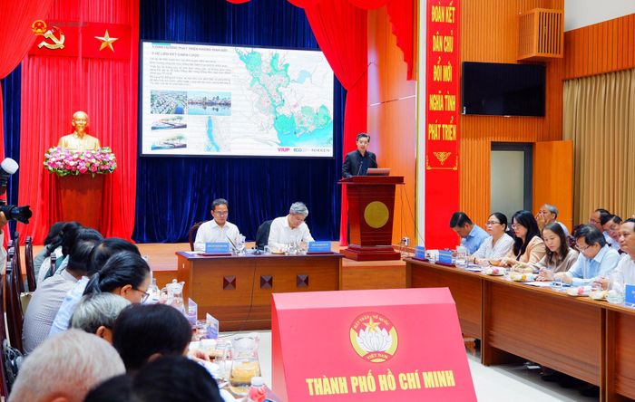 Phó Giám đốc Viện Nghiên cứu thiết kế đô thị, Quy hoạch đô thị và Nông thôn quốc gia - Bộ Xây dựng (VIUP) Sầm Minh Tuấn trình bày báo cáo tại hội nghị. Ảnh: Hoa Lê