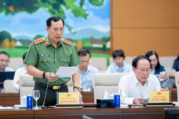 Thứ trưởng Bộ Công an, Thượng tướng Lê Văn Tuyến trình bày Tờ trình dự án Bộ luật Hình sự (sửa đổi)