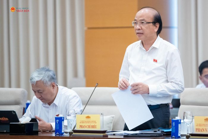Chủ nhiệm Ủy ban Pháp luật và Tư pháp Phan Chí Hiếu trình bày tóm tắt Báo cáo thẩm tra