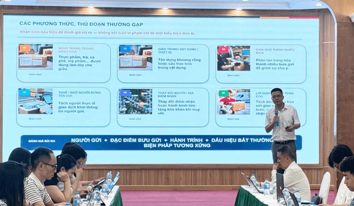 Ông Lê Văn Chung, Vụ Bưu chính (Bộ Khoa học và Công nghệ) chia sẻ về công tác bảo đảm an toàn, an ninh trong hoạt động bưu chính. Ảnh: Thu Giang